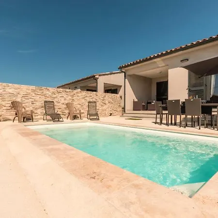 ヴィラ De 2 Chambres A Palasca A 100 M De La Avec Piscine Privee Jardin Amenage Et Wifi *